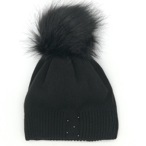 Дамска зимна шапка в черно с пух от еко косъм