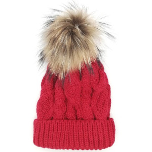 Плетена дамска шапка в червено с подгъване и естествен пух