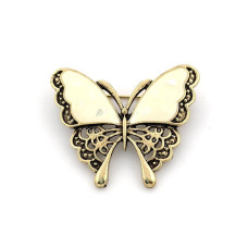 Брошка пеперуда в златист цвят с бял седеф